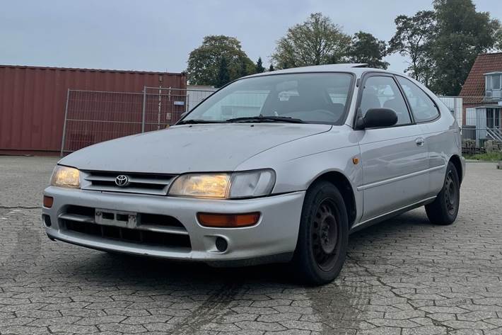 Grå Toyota Corolla fra 1995