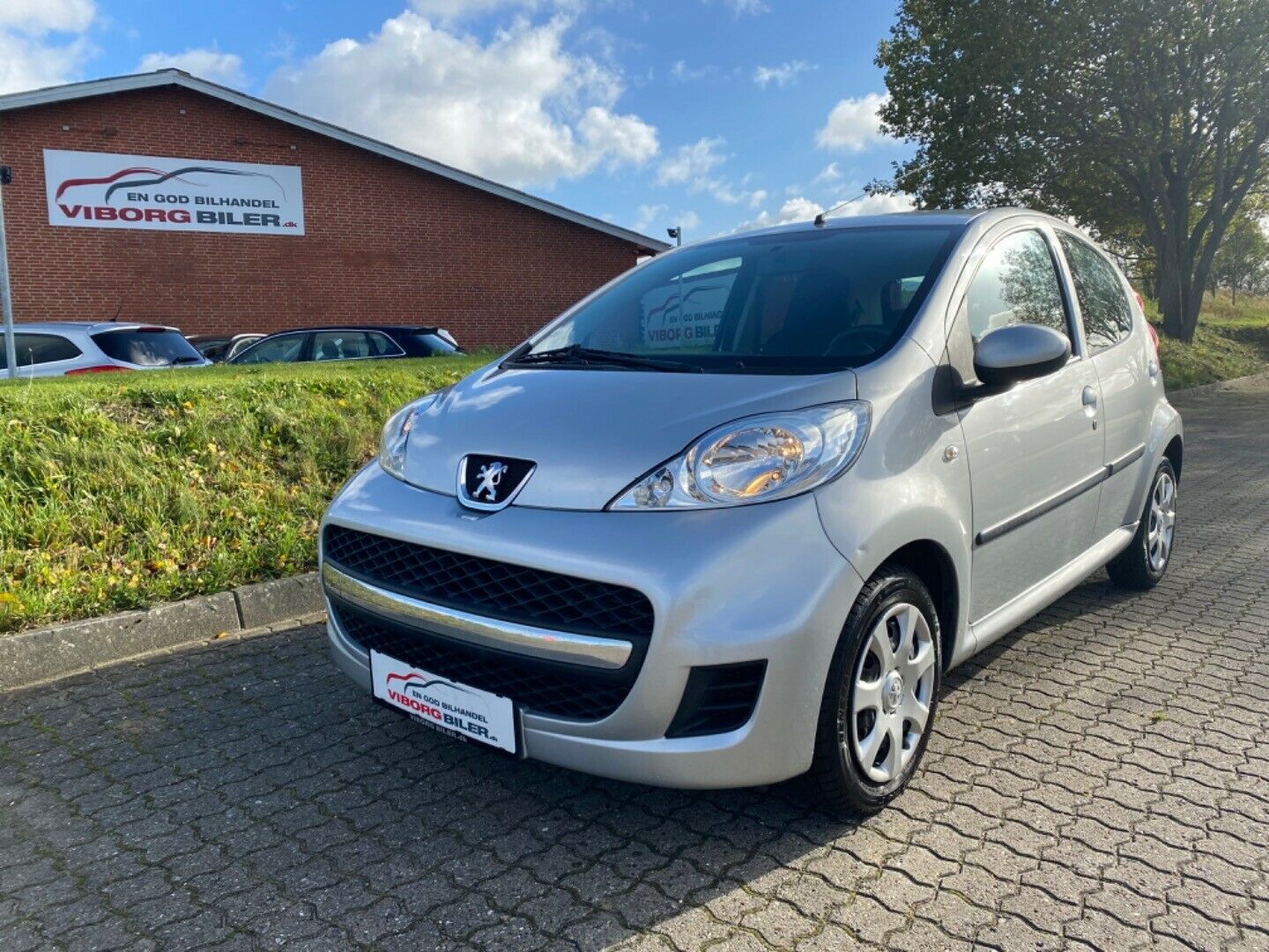 Grå Peugeot 107 fra 2011