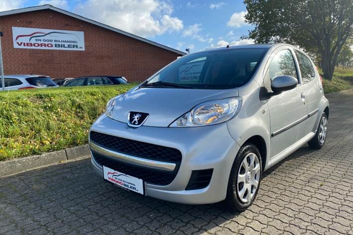 Grå Peugeot 107 fra 2011