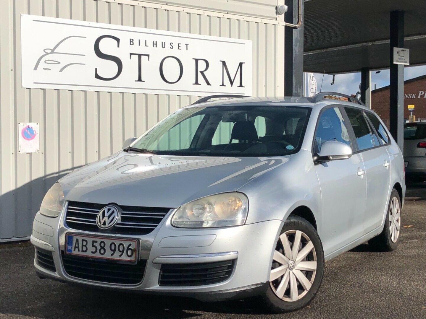 Grå VW Golf V fra 2008