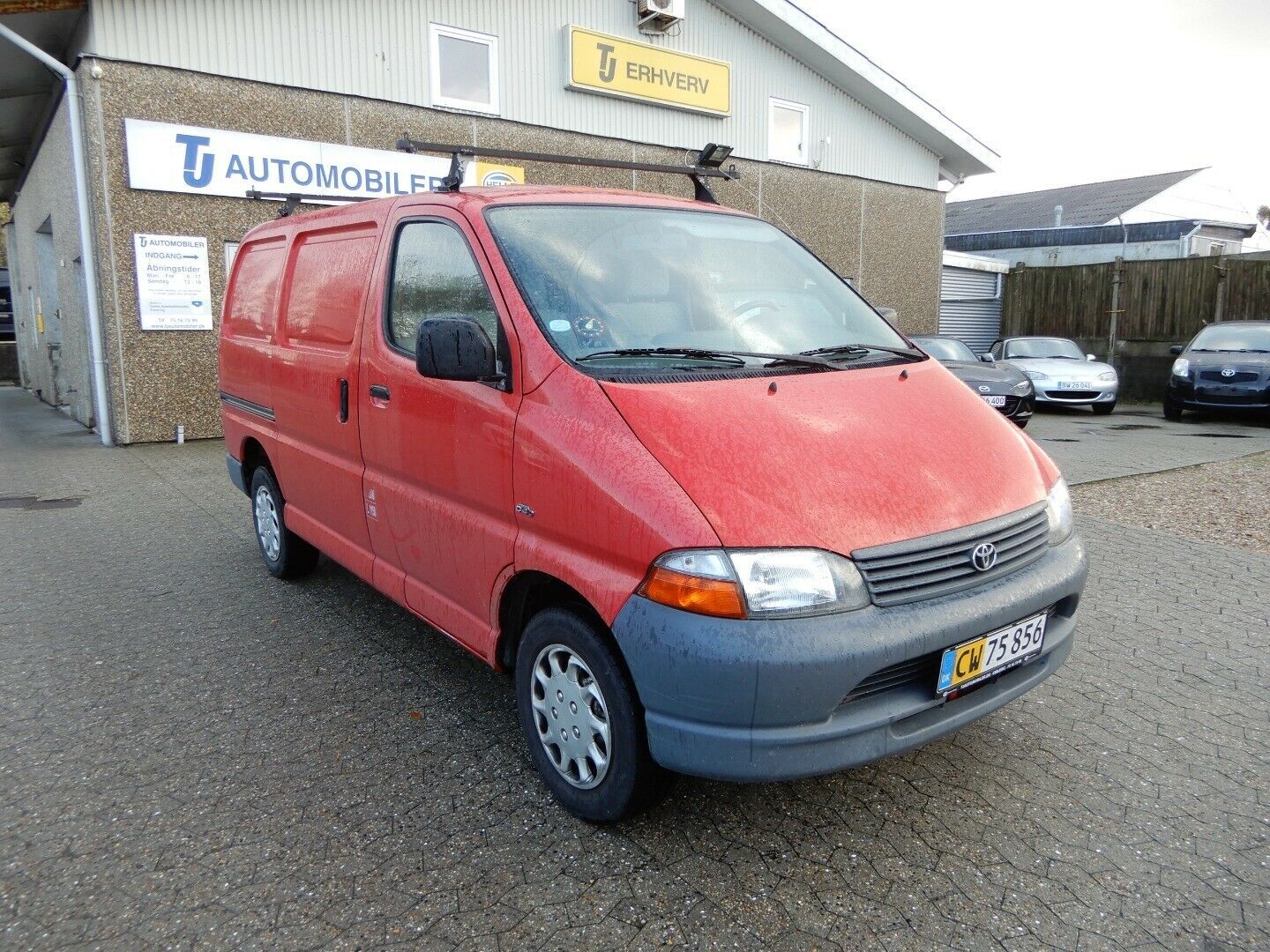 Rød Toyota HiAce fra 2005