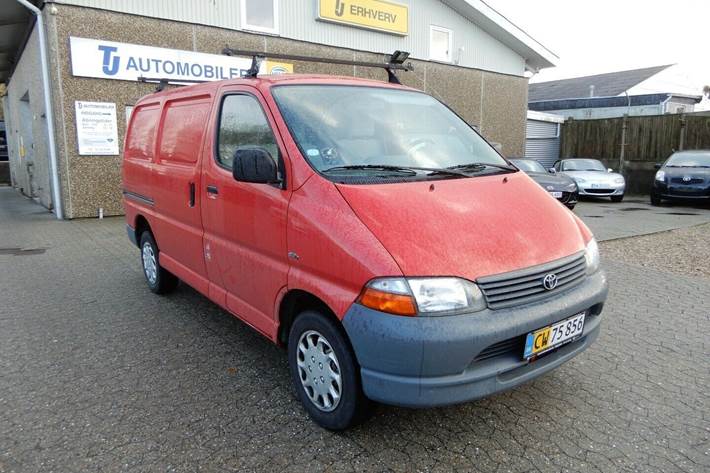 Rød Toyota HiAce fra 2005