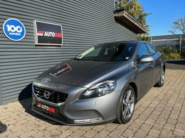 Grå Volvo V40 fra 2015