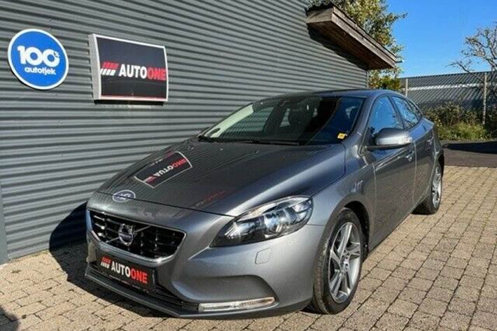 Grå Volvo V40 fra 2015