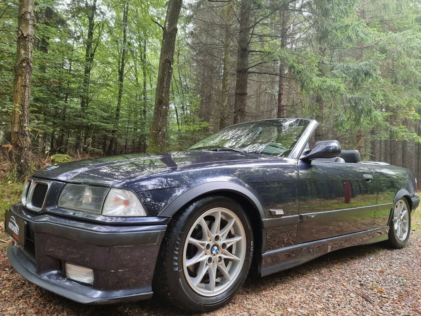 Blå BMW 318i fra 1995
