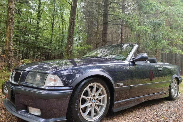 Blå BMW 318i fra 1995