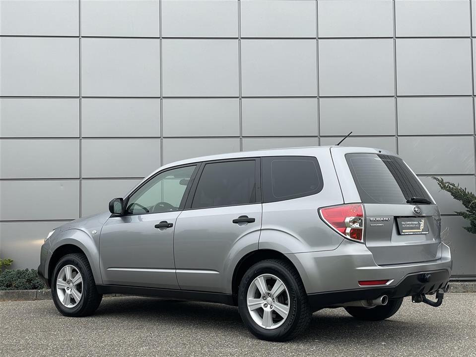 Grå Subaru Forester fra 2011