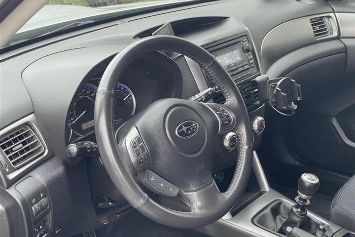 Grå Subaru Forester fra 2011