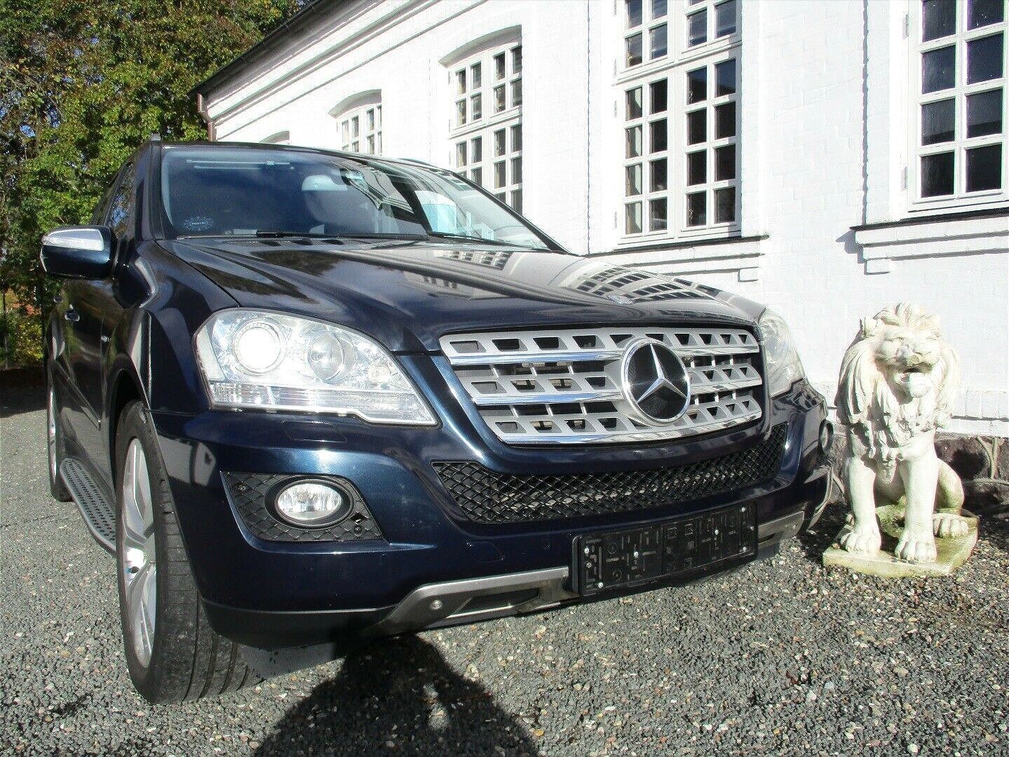 Blå Mercedes ML350 fra 2010