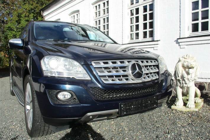 Blå Mercedes ML350 fra 2010
