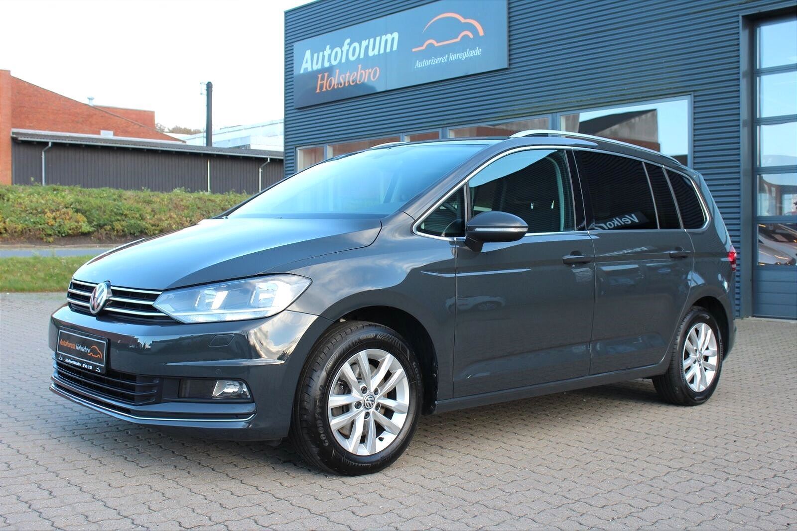 Grå VW Touran fra 2019