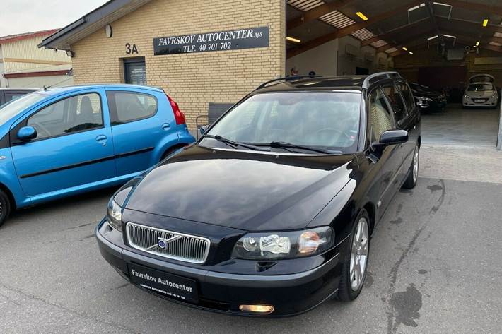 Grå Volvo V70 fra 2004