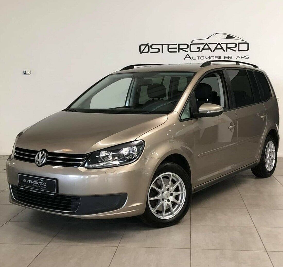Beige VW Touran fra 2015