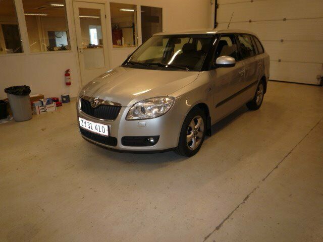 Grå Skoda Fabia fra 2009
