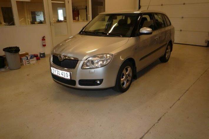 Grå Skoda Fabia fra 2009