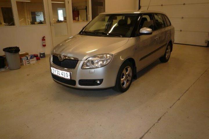 Grå Skoda Fabia fra 2009