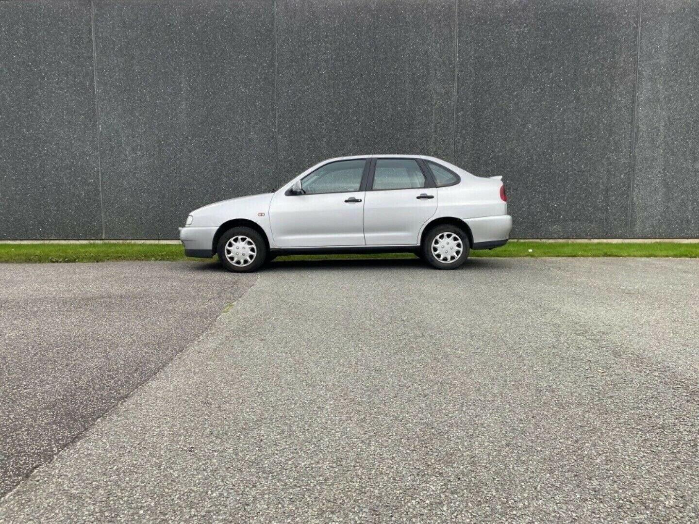 Grå Seat Cordoba fra 1997