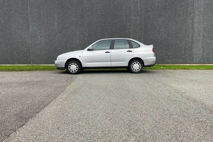 Grå Seat Cordoba fra 1997