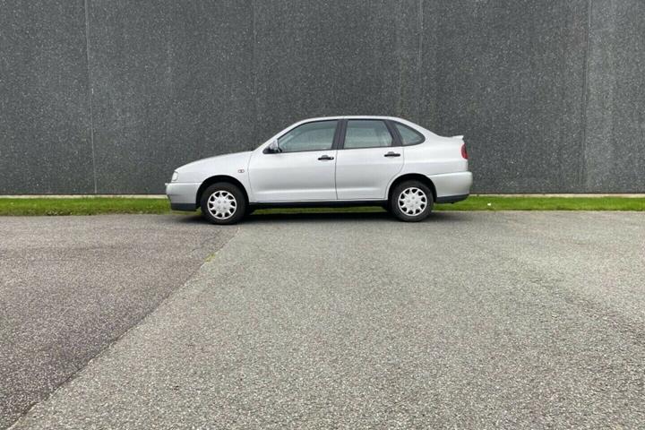 Grå Seat Cordoba fra 1997