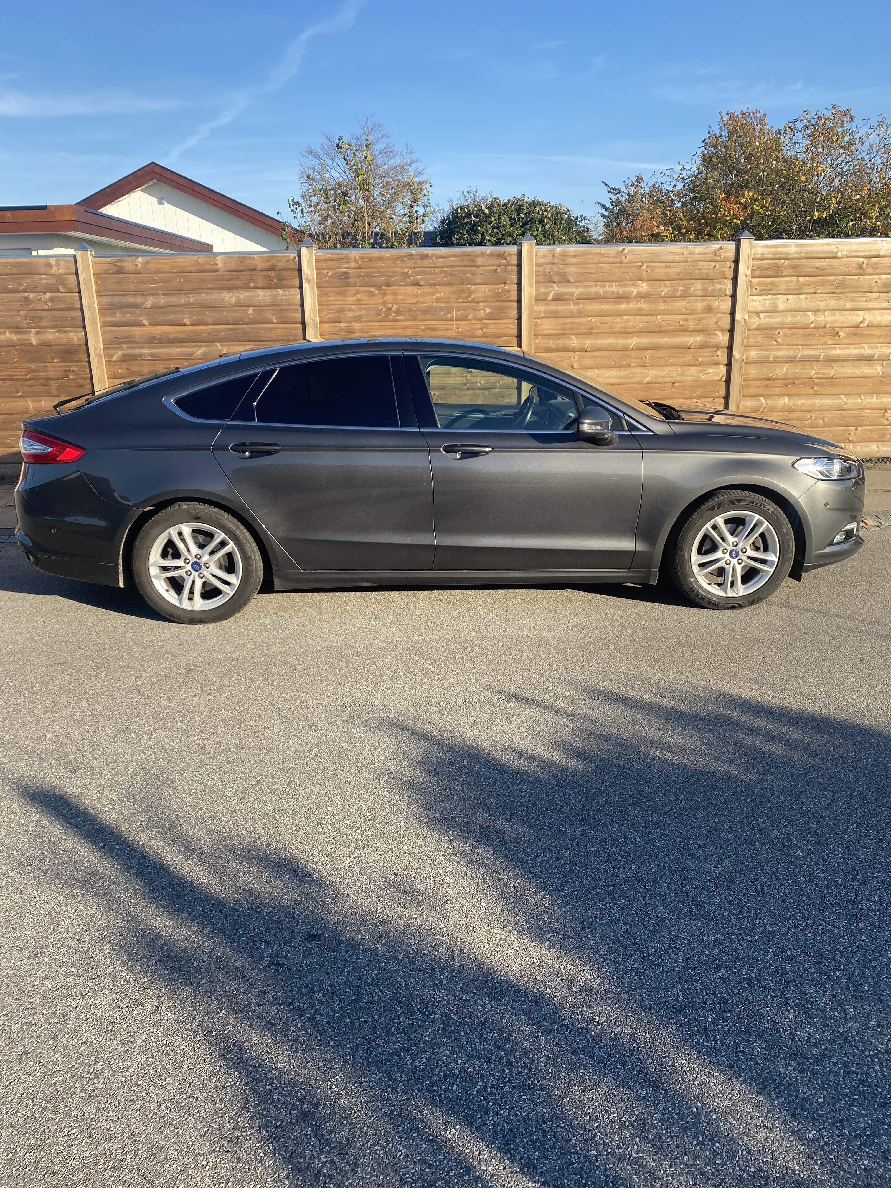 Grå Ford Mondeo fra 2016