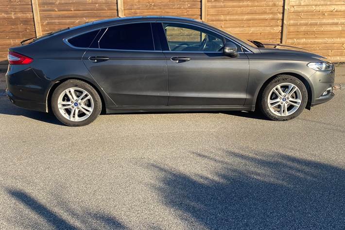 Grå Ford Mondeo fra 2016