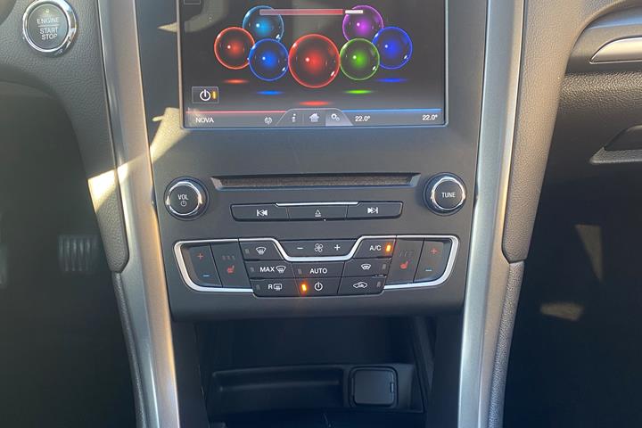Grå Ford Mondeo fra 2016