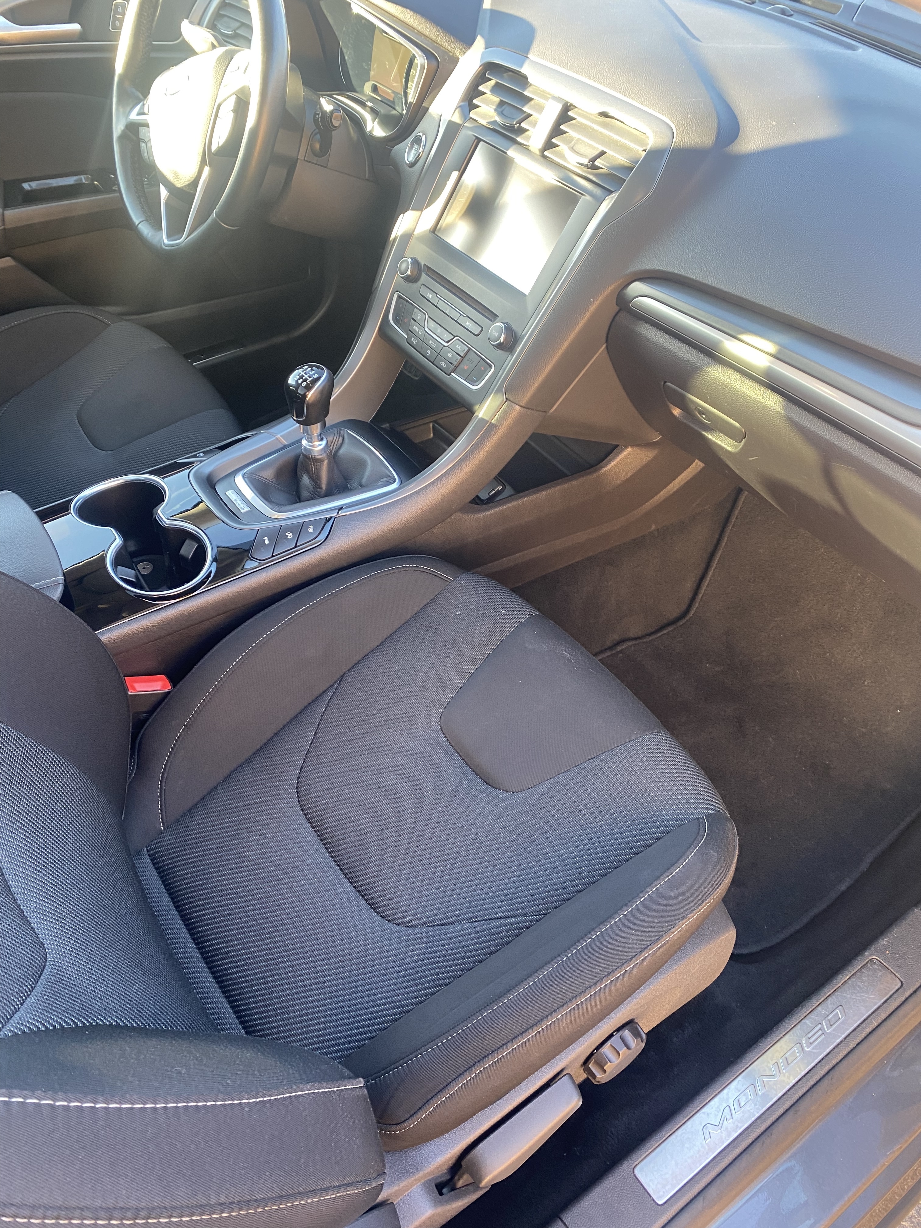 Grå Ford Mondeo fra 2016