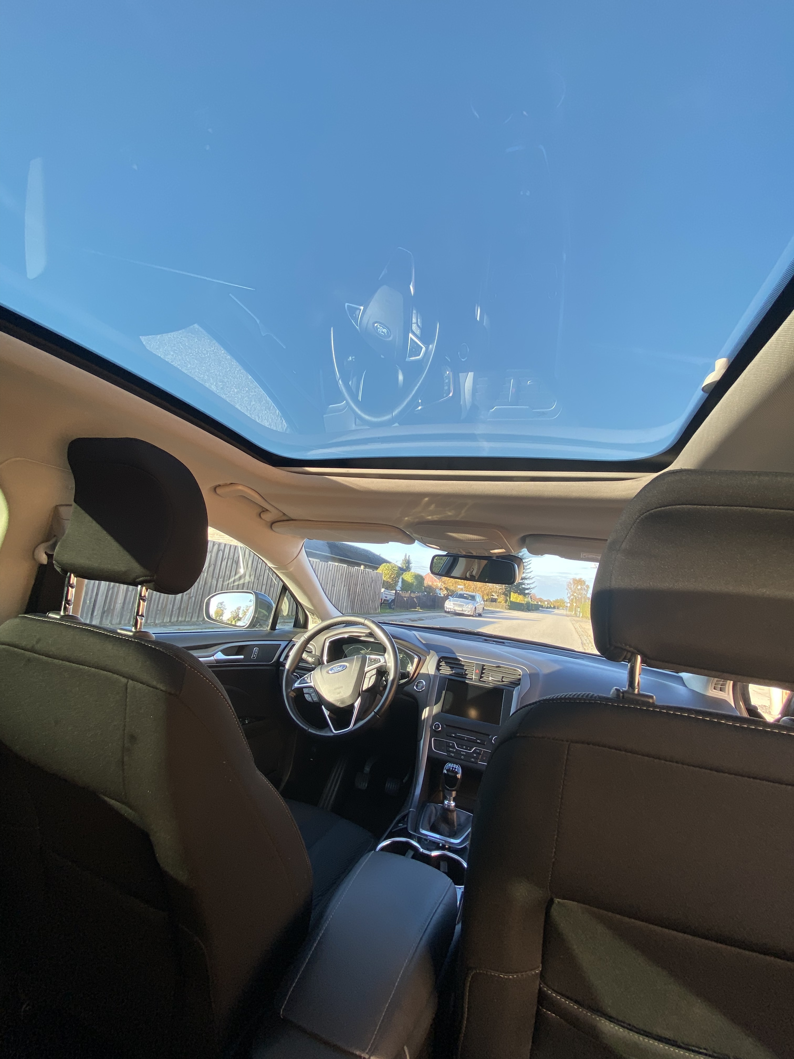 Grå Ford Mondeo fra 2016
