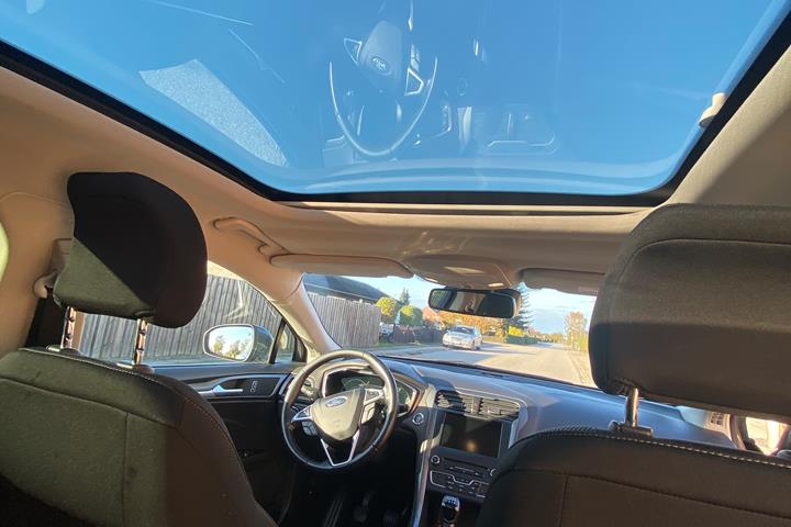 Grå Ford Mondeo fra 2016