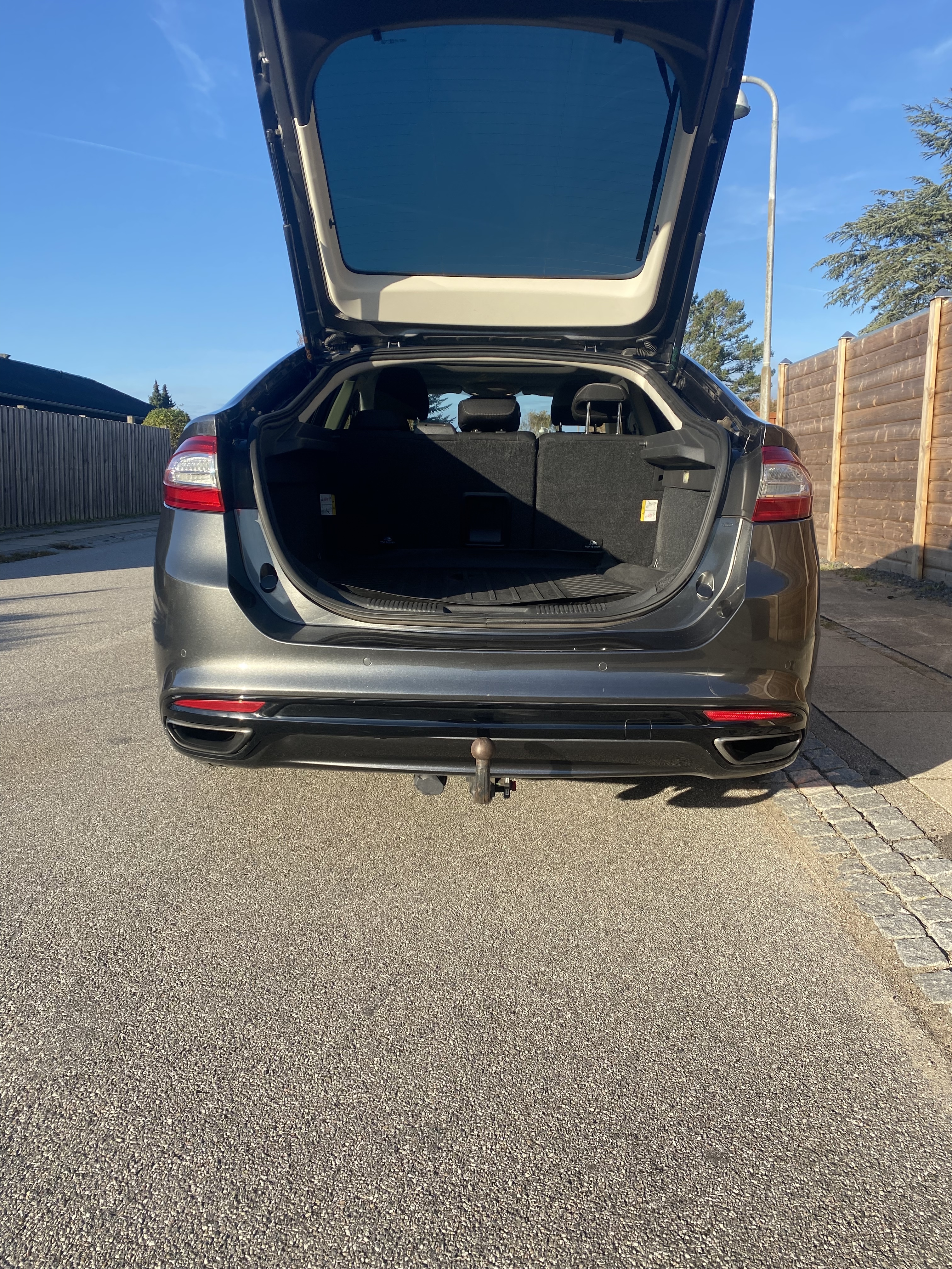 Grå Ford Mondeo fra 2016