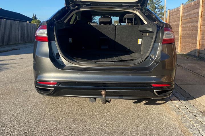 Grå Ford Mondeo fra 2016