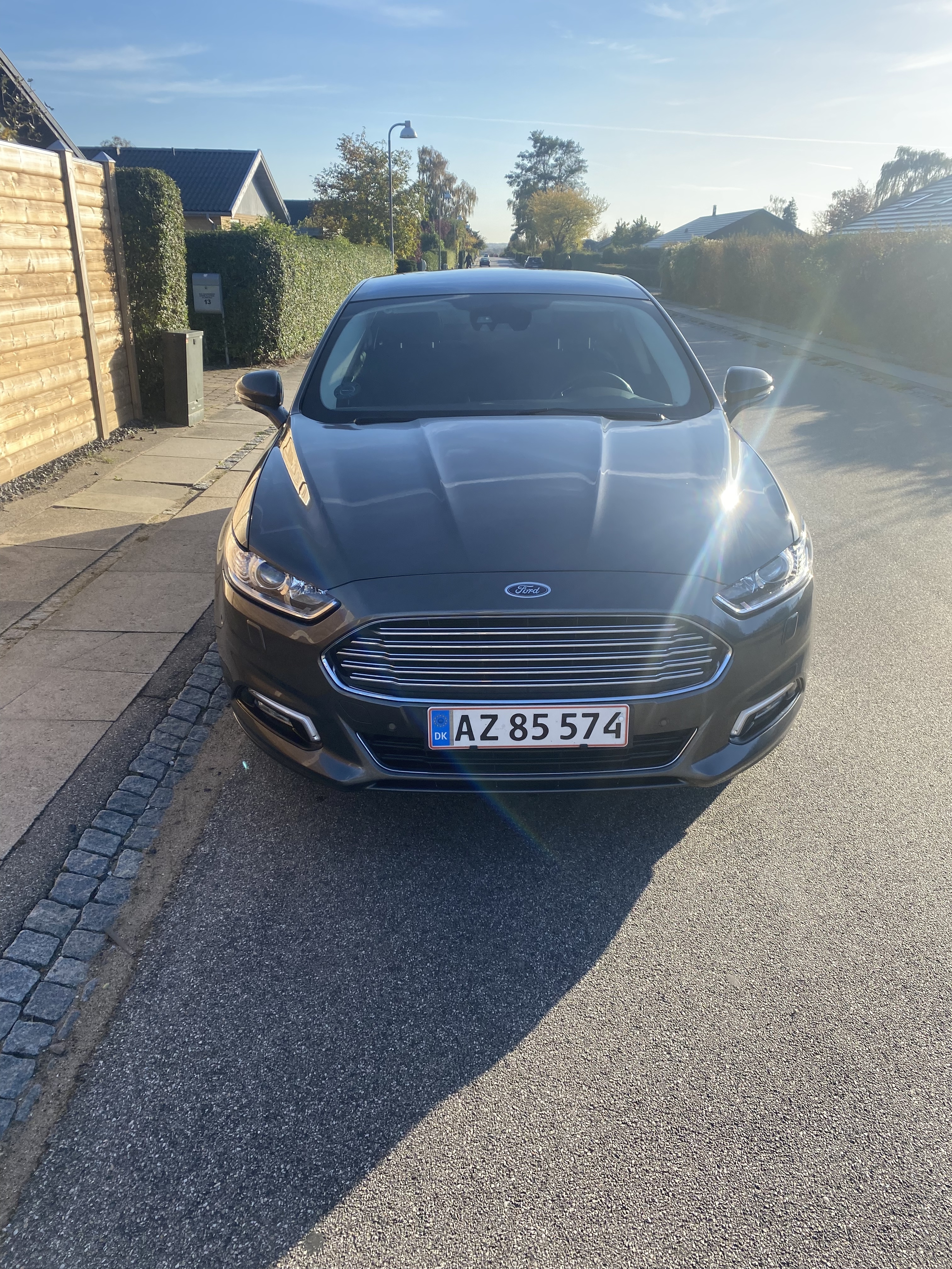 Grå Ford Mondeo fra 2016