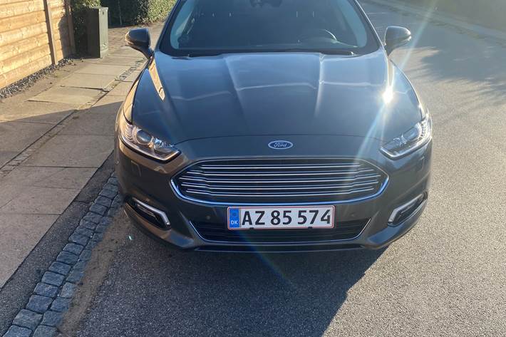 Grå Ford Mondeo fra 2016