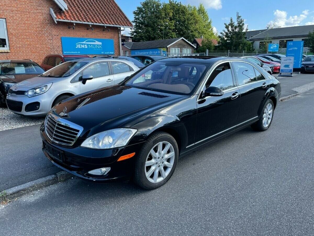 Sort Mercedes S500 fra 2008