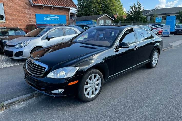 Sort Mercedes S500 fra 2008