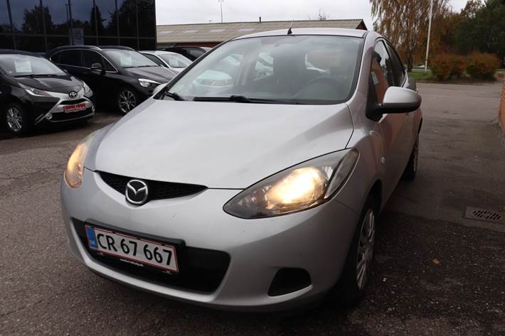 Grå Mazda 2 fra 2008