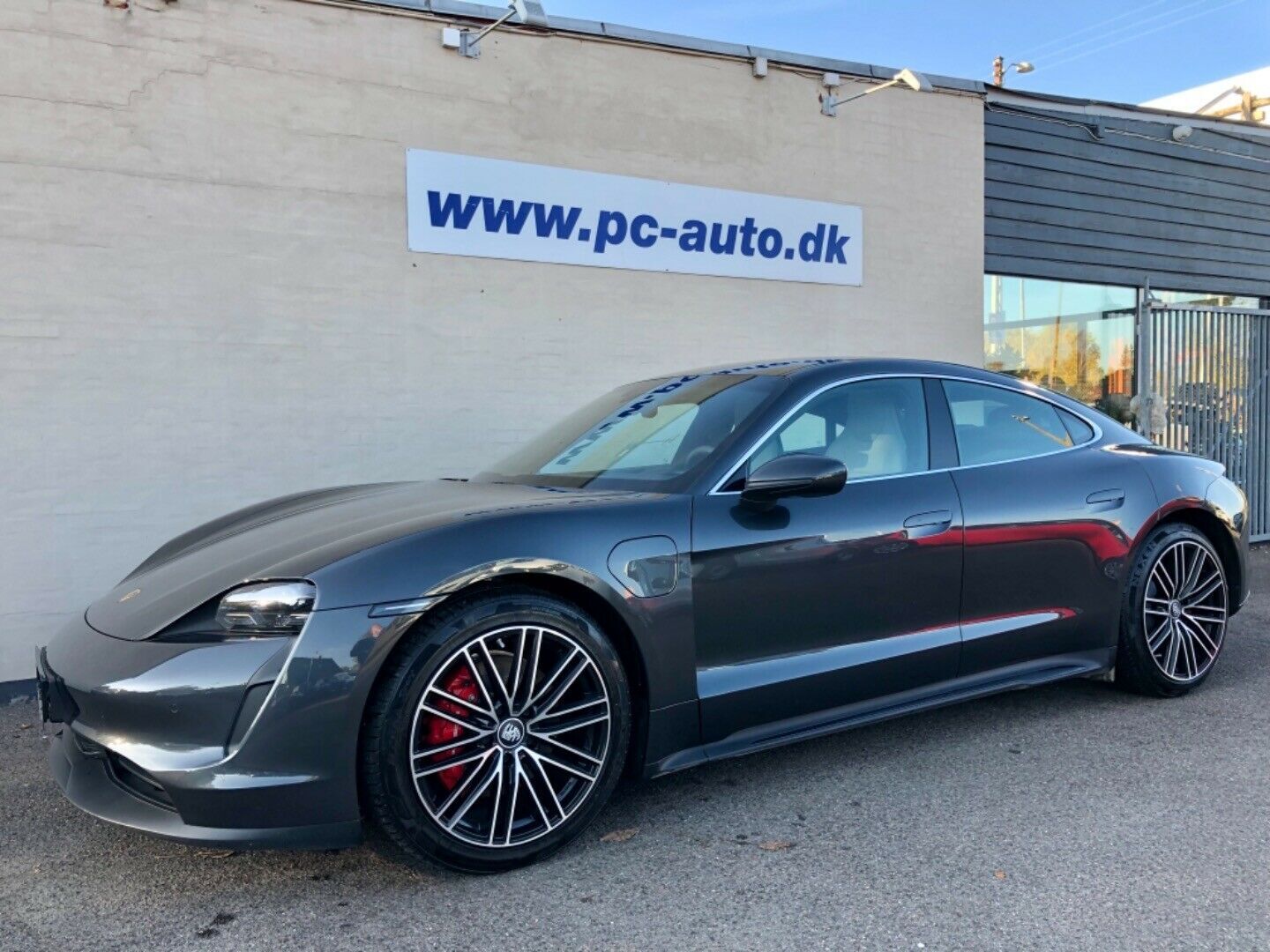 Grå Porsche Taycan 4S fra 2021