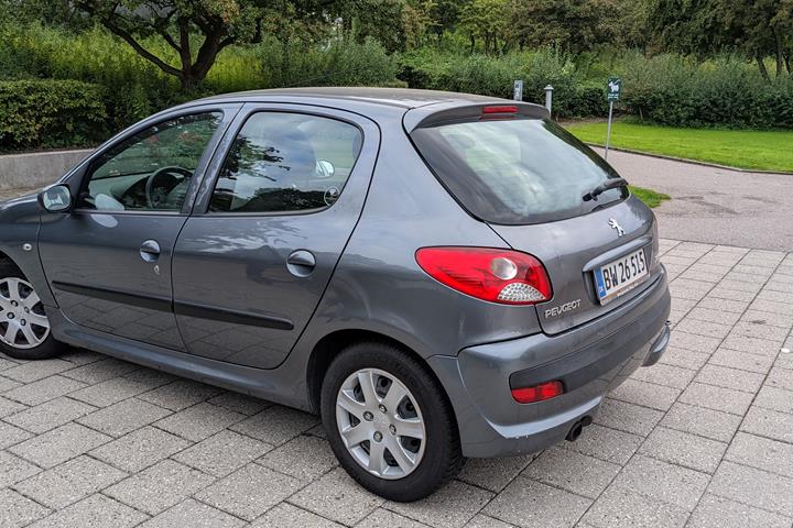 Grå Peugeot 206+ fra 2010