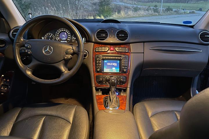 Sort Mercedes CLK270 fra 2004