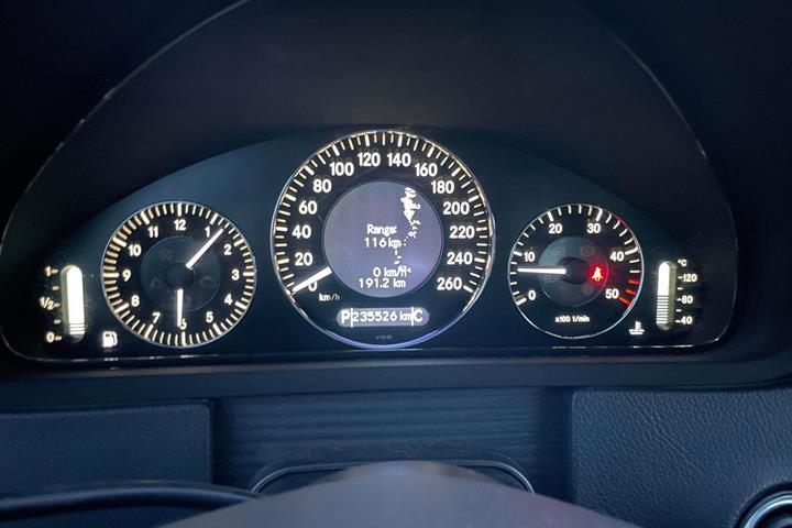 Sort Mercedes CLK270 fra 2004