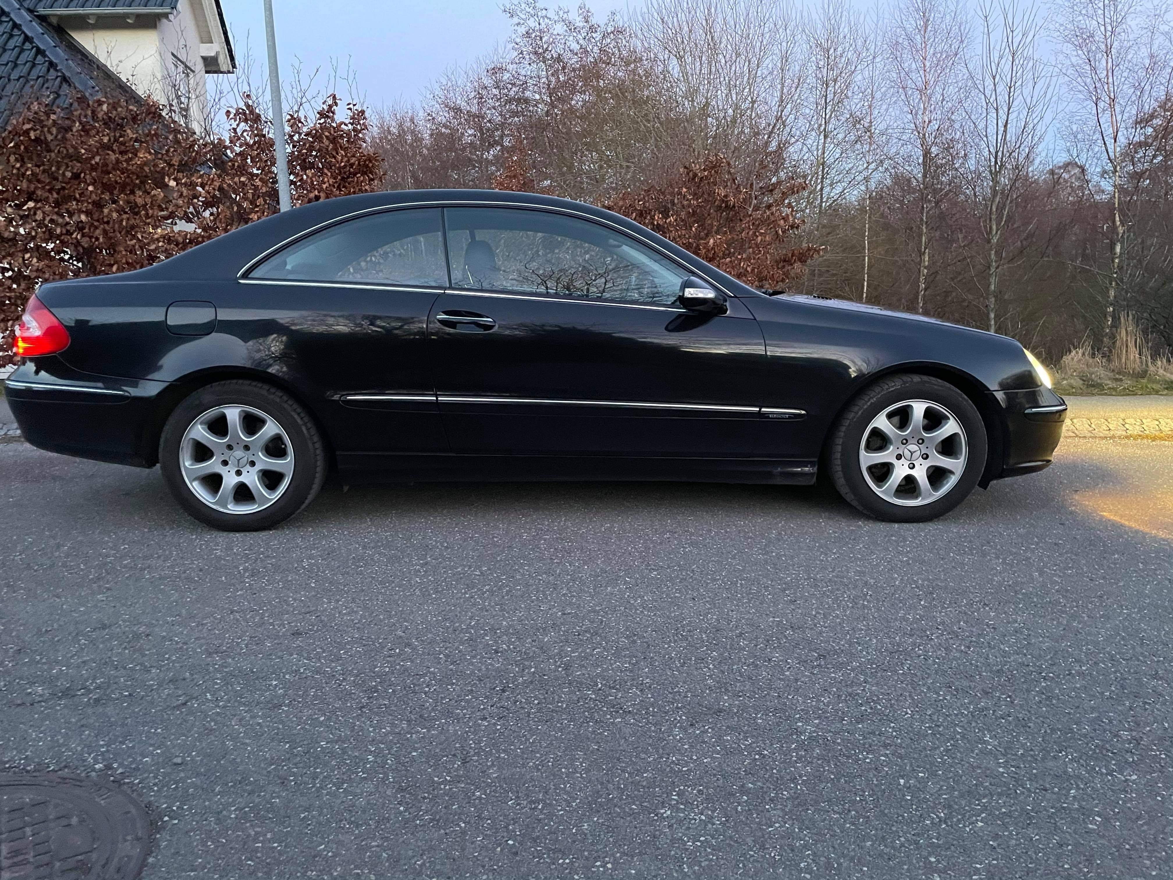 Sort Mercedes CLK270 fra 2004