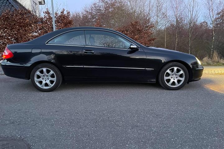 Sort Mercedes CLK270 fra 2004