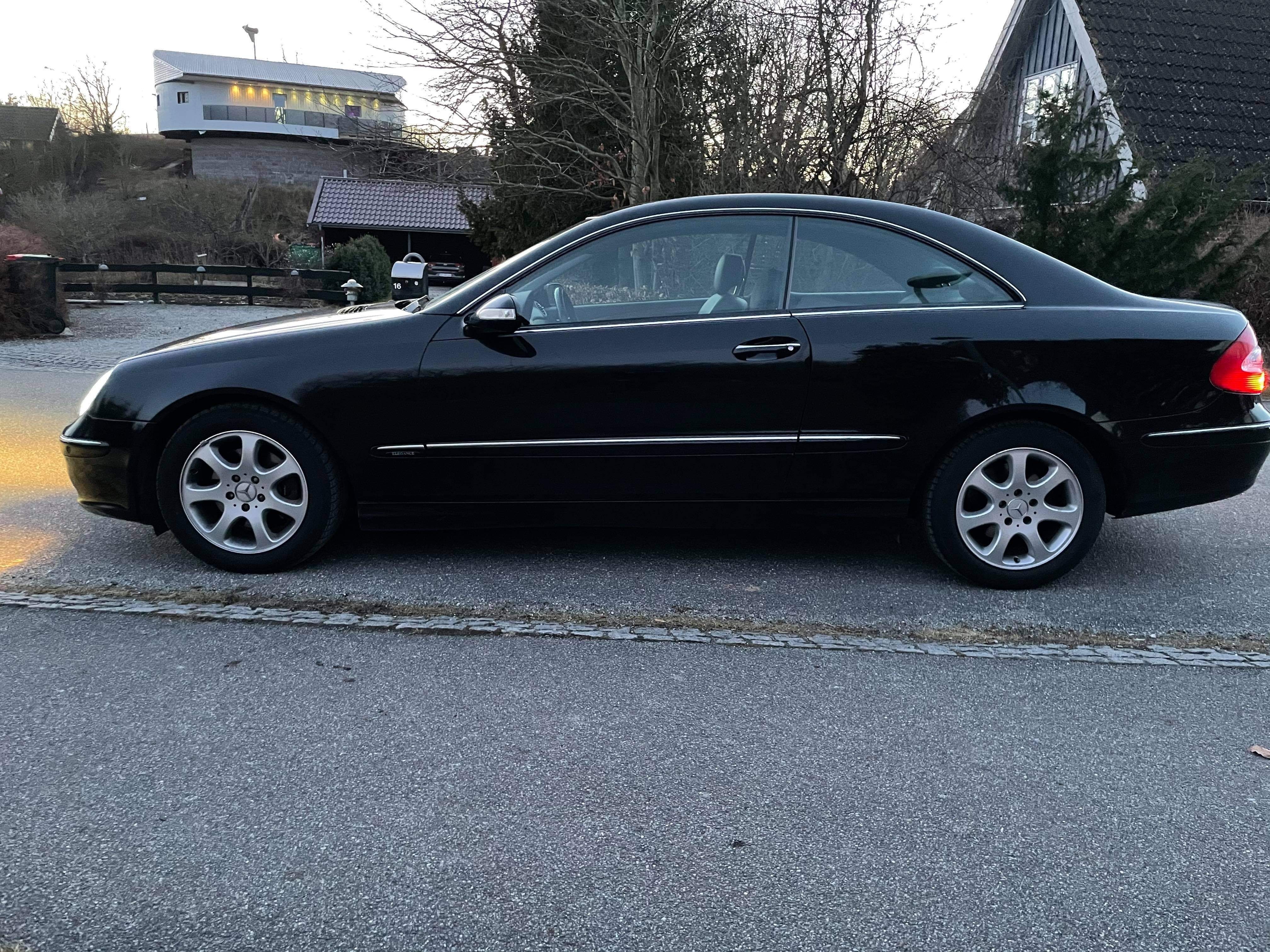 Sort Mercedes CLK270 fra 2004