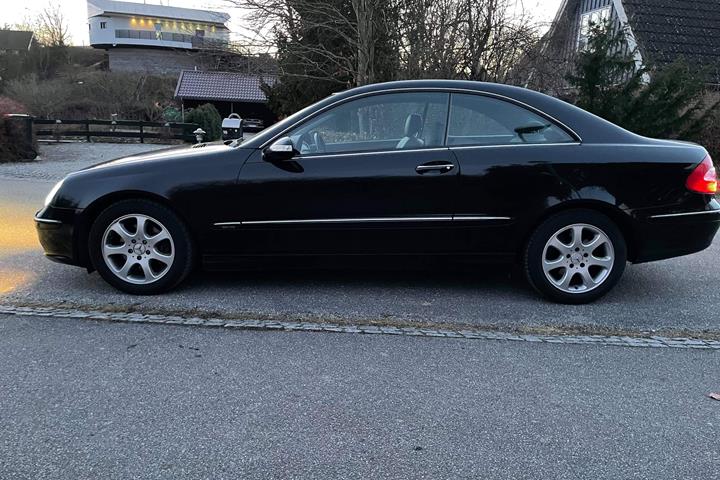 Sort Mercedes CLK270 fra 2004