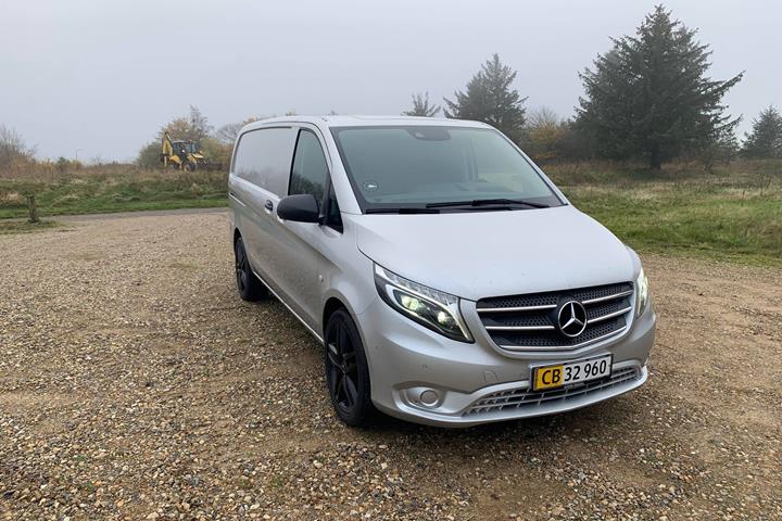 Grå Mercedes Vito 119 fra 2021