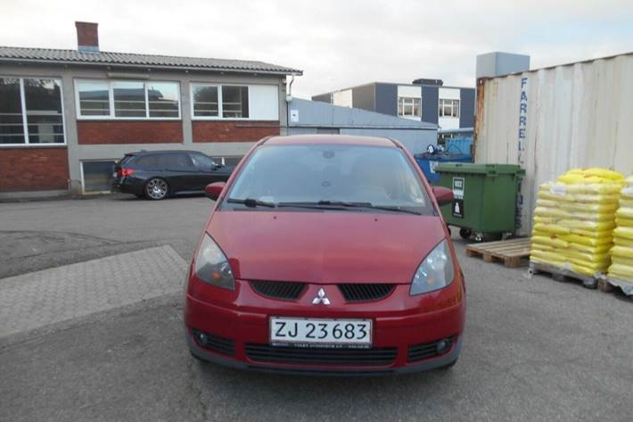 Grå Mitsubishi Colt fra 2008