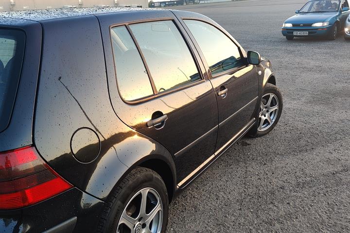 Sort VW Golf II fra 2002