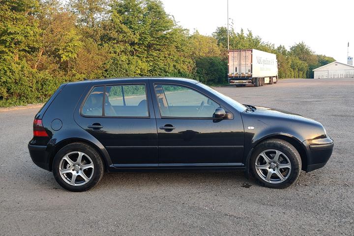 Sort VW Golf II fra 2002