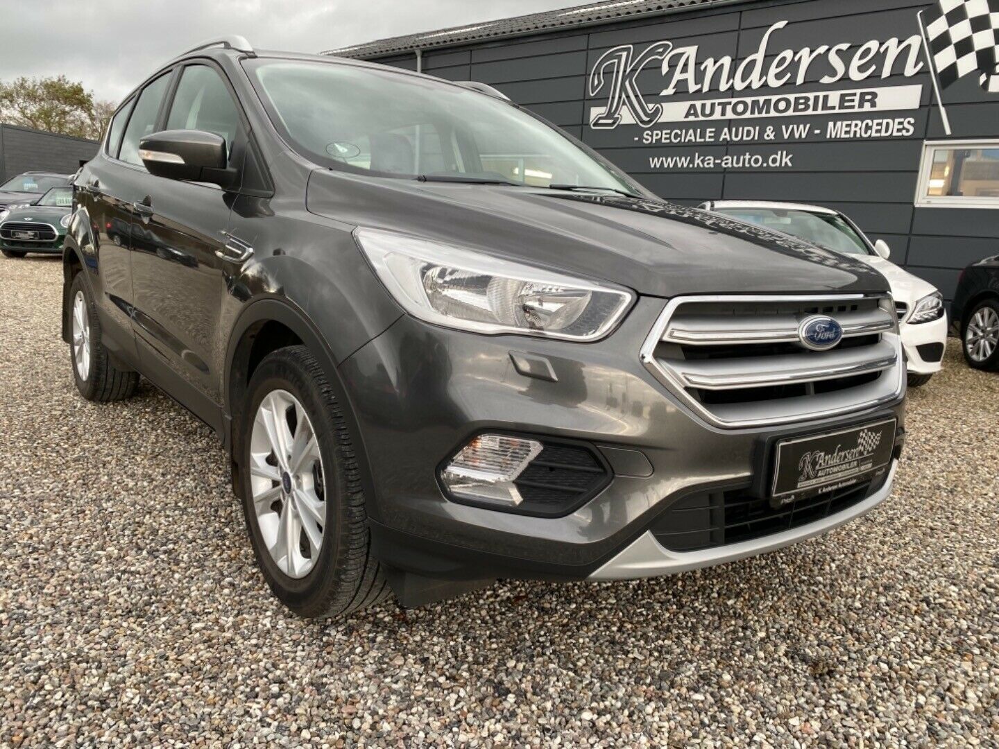 Grå Ford Kuga fra 2017