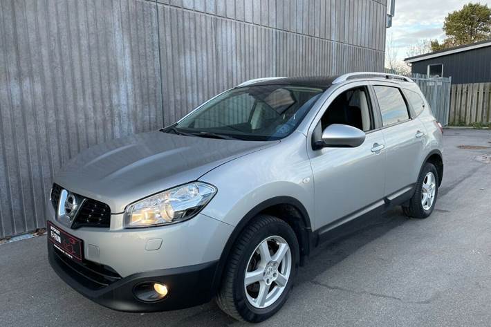 Grå Nissan Qashqai+2 fra 2011